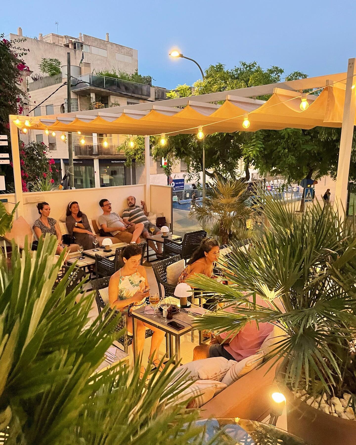 It&rsquo;s Monday again and we&rsquo;ve got the good vibes at Hotel Feliz! 20h-22h 🎺 

#goodvibesonly #musicaenvivo #musicaendirecto #livemusicpalma #restaurante #food #dinner #elterreno #palmanights #hotel #terraza #terrace