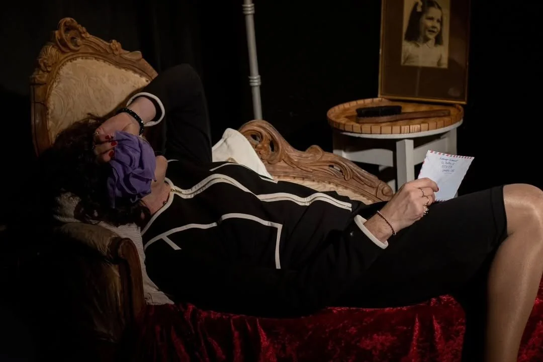 Rodrigo Garbarino se pone en la piel de su madre, cuenta su historia de vida y pone el foco en la dependencia afectiva, el exilio y la identidad.