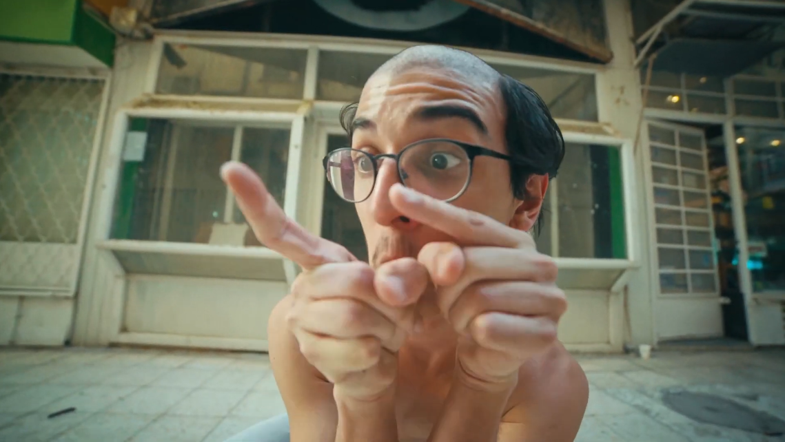 ג'וניור - אוכל בתחת