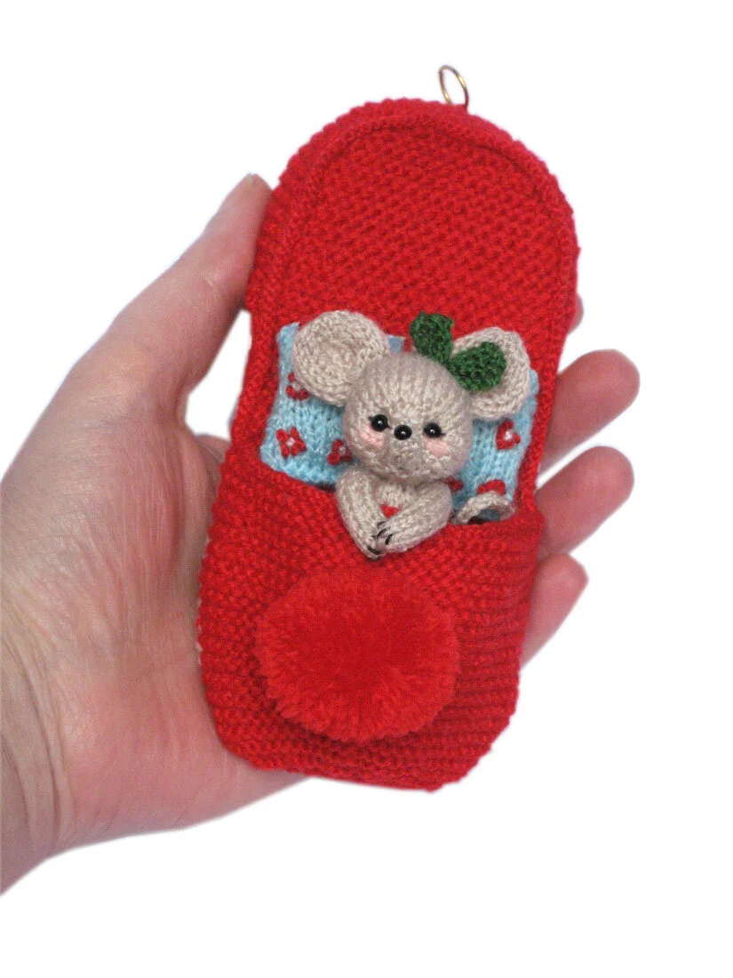 Little Mouse Sleeping in a Slipper knit PATTERN