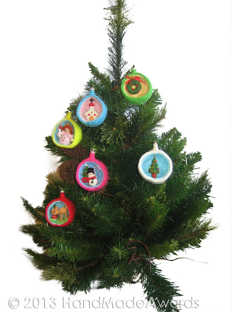 Christmas Diorama Ball  Holiday WREATH Ornament Knit PATTERN