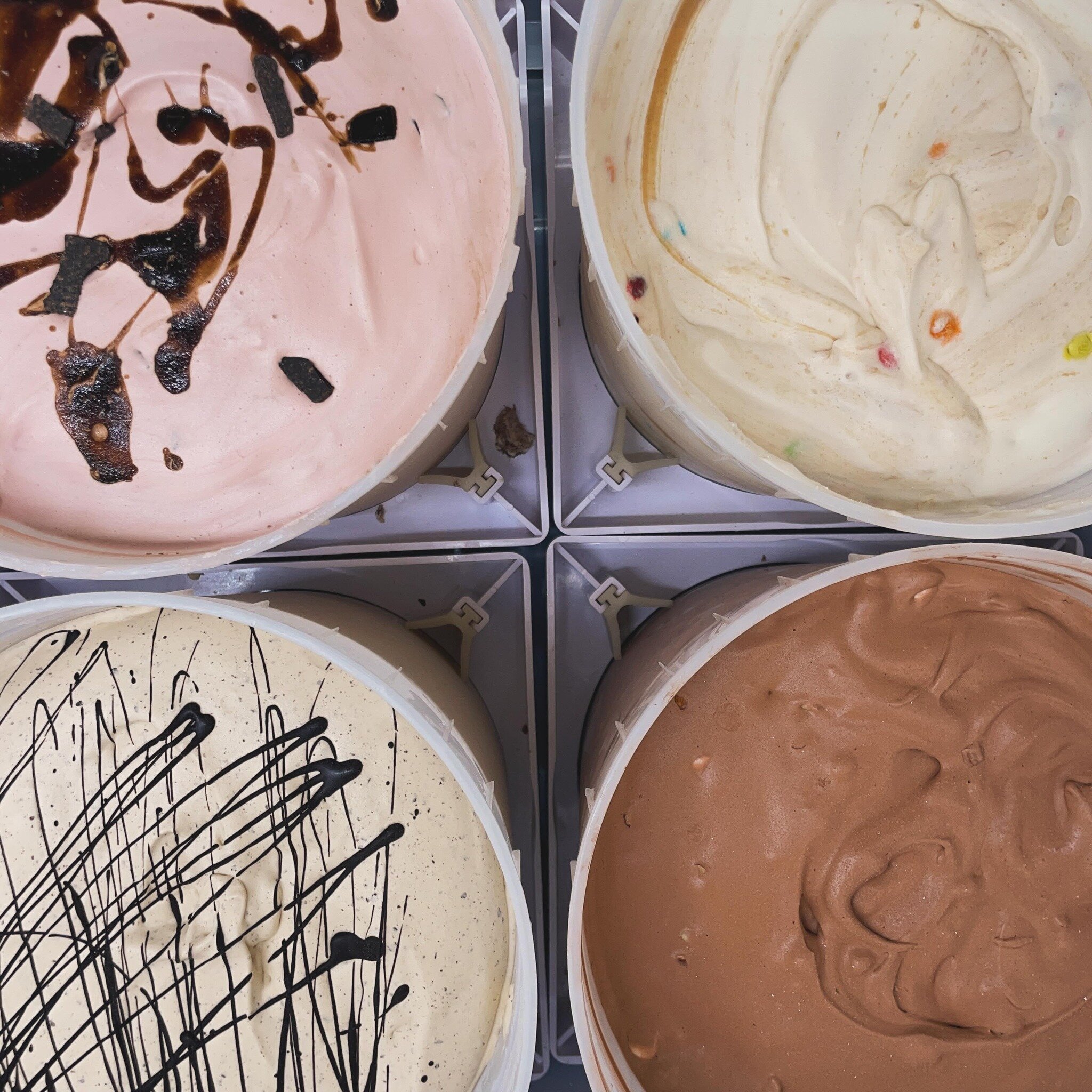 ❓Did you know that &hellip;.

🗓️ At Darling, we have the same flavors for the whole month and they are always listed on our website for those that like to plan ahead/know what to expect

🔀 At @sweetscoopsicecream, our flavors rotate regularly becau