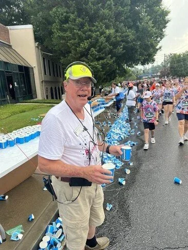 Bob KE4JLL handing water to runners.