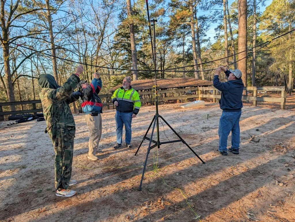 Colin (KO4IZK) stands by as Jesse (N4JAH), Bob ((KE4JLL), and Andy (KQ4VVW) set up the hex beam.