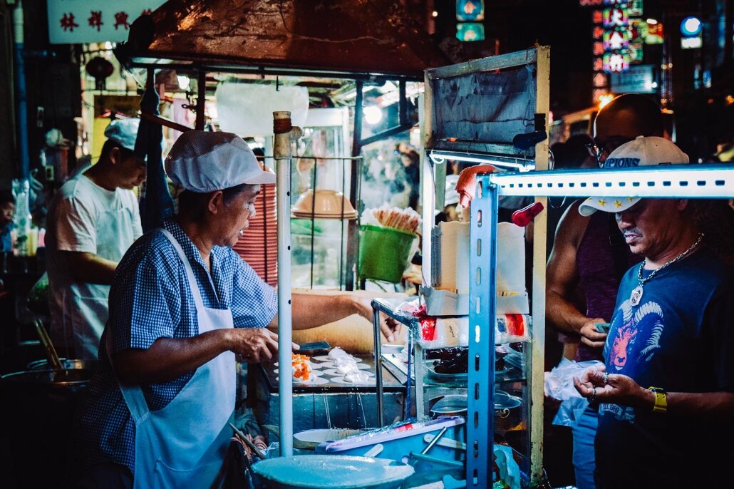 Уличная еда в Таиланде. Люди из Таиланда. Одинокие россиянки в Тайланде. Старики в Таиланде работают.