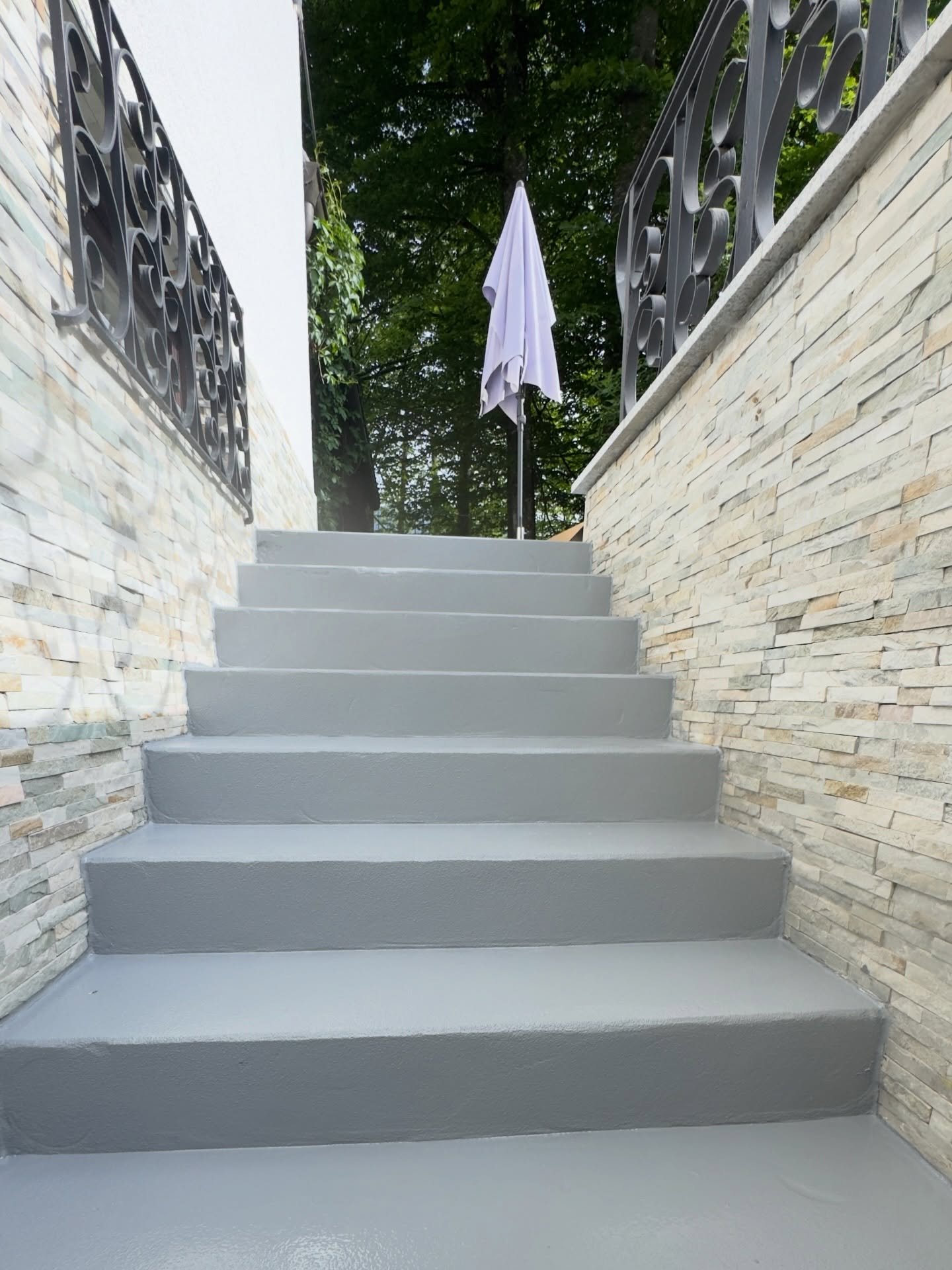 🚨 Die meisten Wassersch&auml;den beginnen genau hier&hellip; an der Kellertreppe.
Und trotzdem wird jahrelang einfach &bdquo;dr&uuml;bergeschmiert&ldquo; statt richtig abgedichtet. 💧

Bei diesem Projekt haben wir die komplette Kellertreppe mit Fl&u