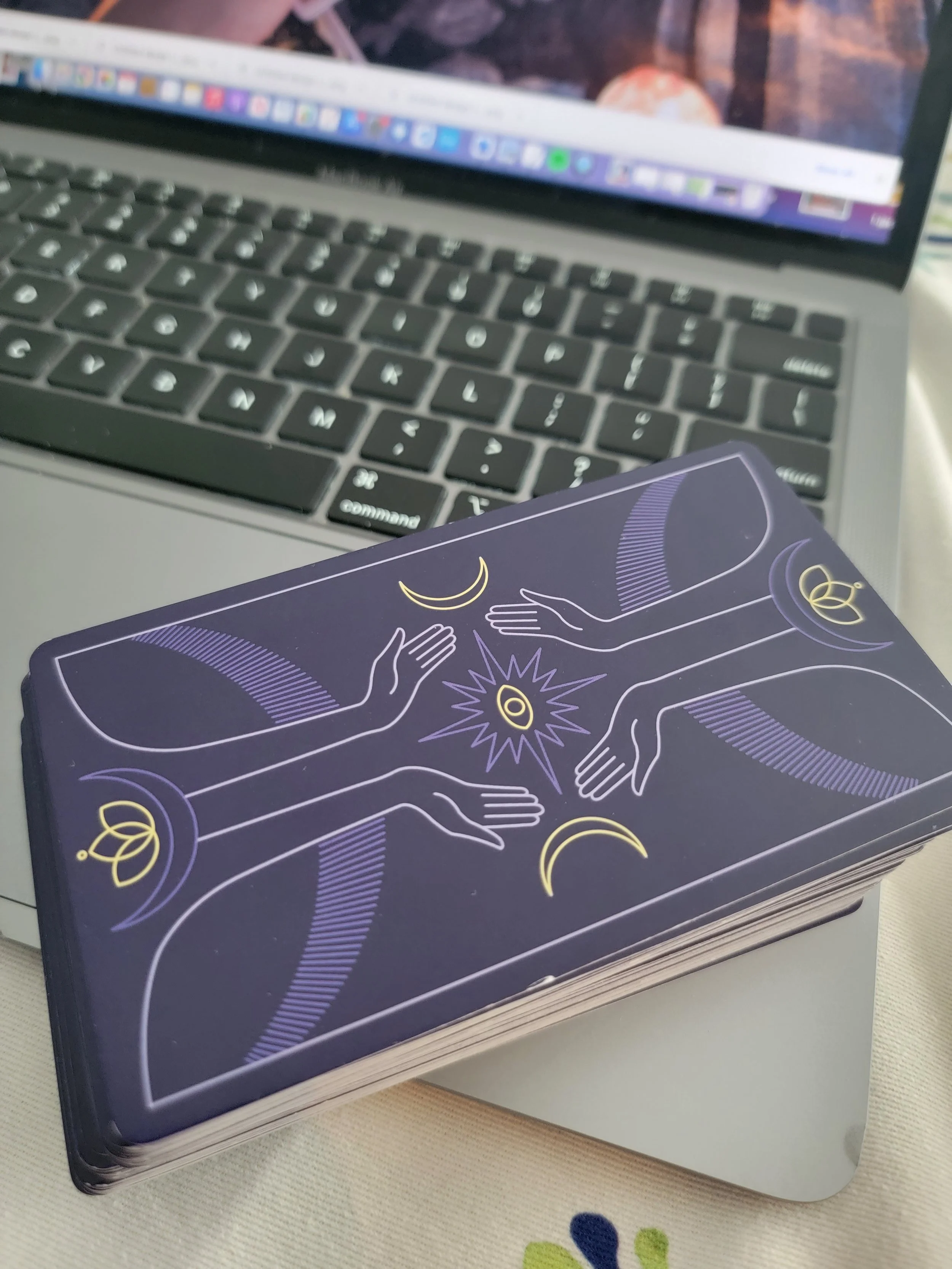 How to do a Tarot reading for someone else online