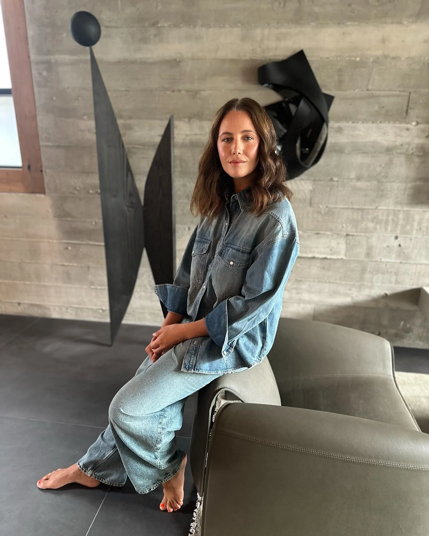 The day after I had held an intimate preview of my latest series ‘Sacred Geometry’ in a beautiful private home in North Bondi, I was photographed and interviewed for this feature.
Thank you to Natalie Griffin & Brett Mundell for allow