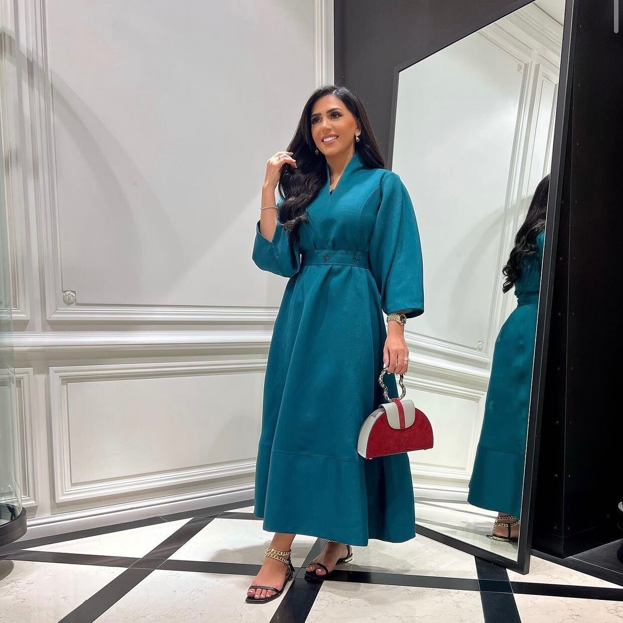 The beautiful @nayla.janahi dressed in @zahraline_ @caratbrandofficial &amp; @daniashinkar_official for Saks Fifth Avenue, Middle East 

#217pr #fashionpr #ramadanatsaks #saksme #zahraline #caratbrandofficial #daniashinkar #buyarabdesigners