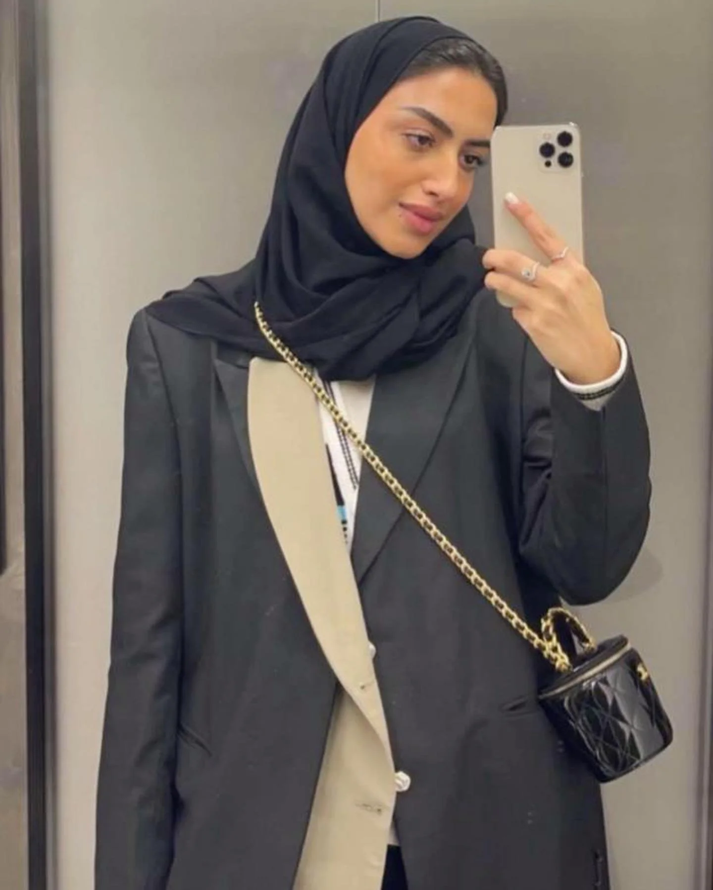 Spotted @yaralnamlah wearing the versatile jacket abaya by @zahraline_ @blackzahraline 🖤

PR @217pr 
#217pr #fashionpr #luxurypr #zahraline