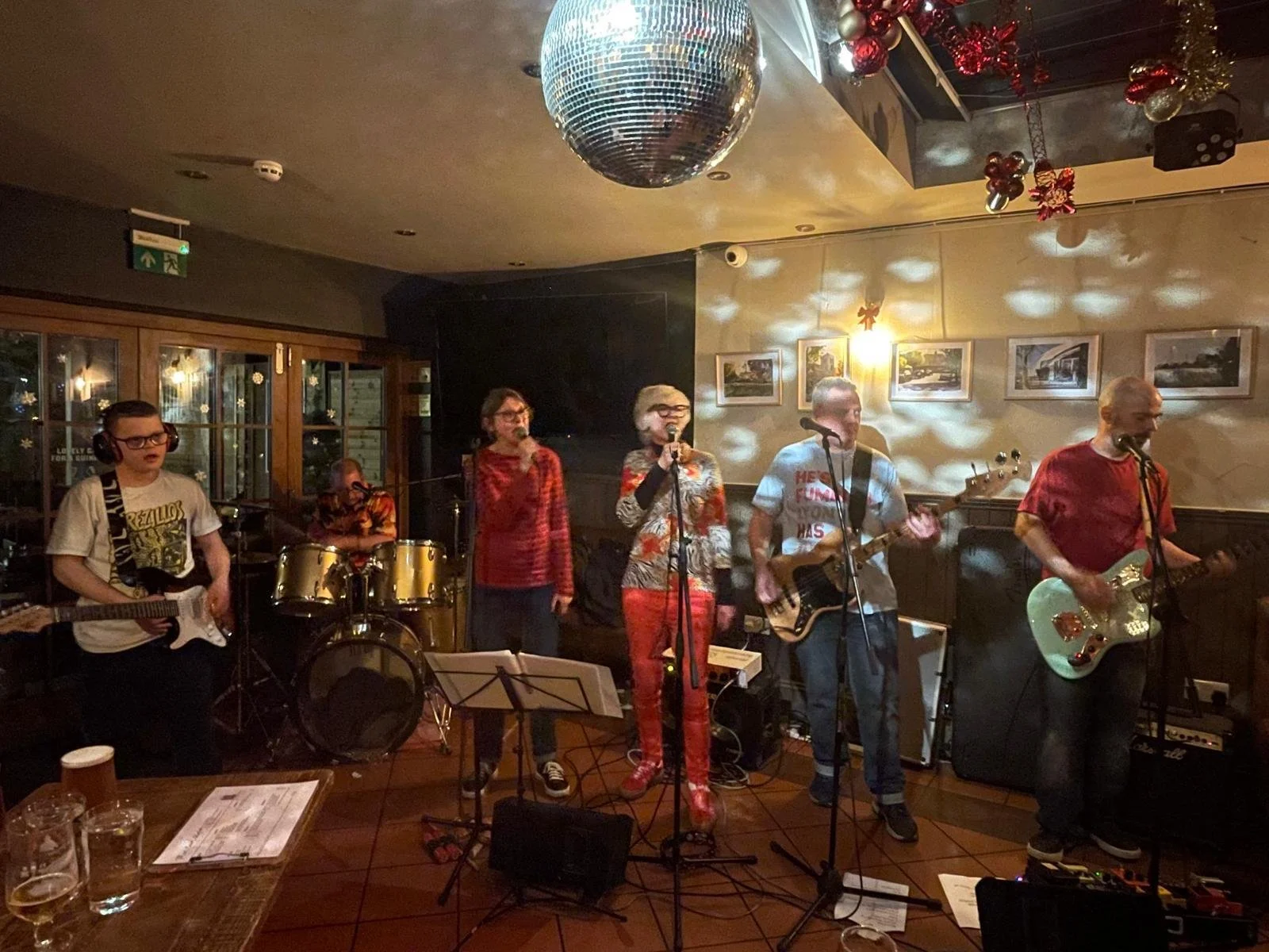 Live Music From the Uncontrollable Ladies 