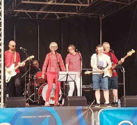 Live Music From the Uncontrollable Ladies