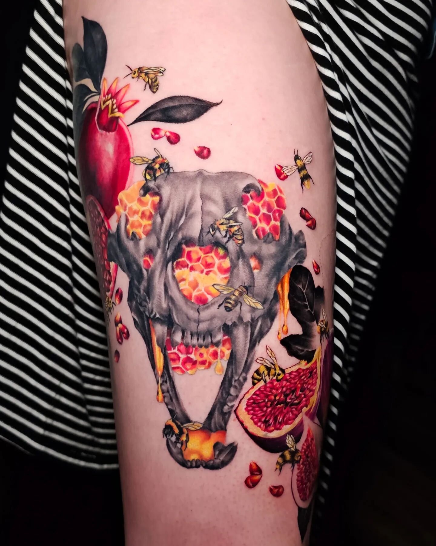 Wow! @puddleofducks is a beast! This was her 3rd session on her beautifully wrapping thigh piece. 1 more session to go. The inner thigh is pretty tough, and that's where the fresh part of the tattoo is. Everything else is healed. Thank you so much, E