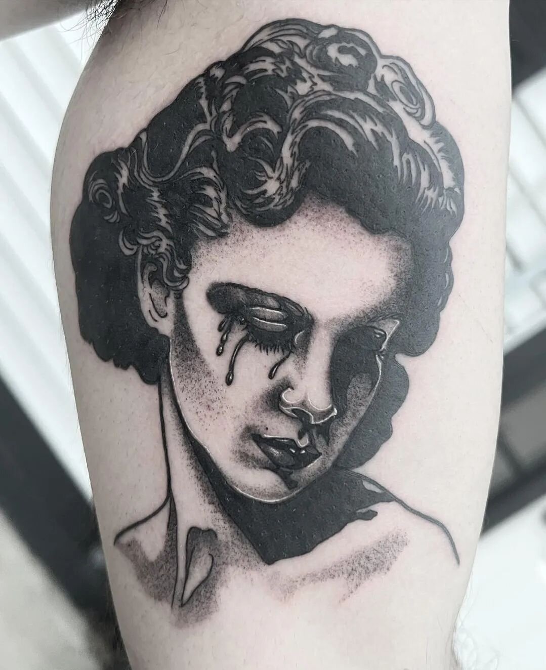 Devastatingly gorgeous blackwork from Caroline. This is one of her original flash pieces. To see more available flash designs, check out her Instagram @carolinemaetattoos 
.
.
#blackworktattoo #blackworkers #linework #lineworktattoo #dotwork #stippli