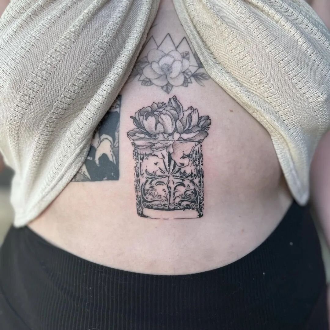 Beautiful Cut Glass and Flower from Caroline's flash. She posts new flash pretty often. So, check her page for updates. 
.
.

#chicolousfinetattoos #gatattoos #gatattooer #atlantatattooer #blackworktattoo #athensga #athenstattoos #athenstattooshops #