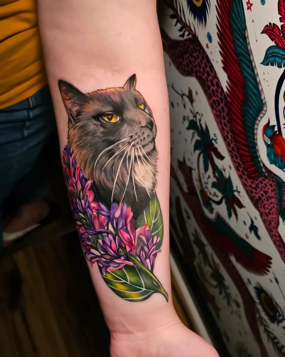 This kitty was queen of the side eye, and now her cat mom gets to see it forever! Thank you, Julia.
 ‐ Sara
.
@saramachenart 
.
#chicolousfinetattoos #gatattoos #gatattooer #atlantatattooer #colortattoo #flowers #flowertattoo #ladytattooers #seladyta