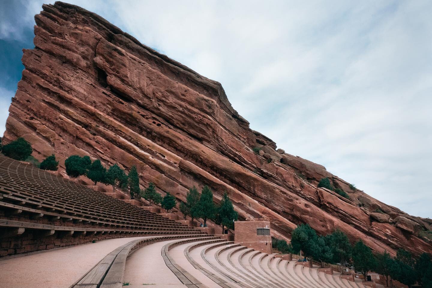 Roaming at Red Rock. I didn&rsquo;t think I would like the composition of this landscape as much as I did&hellip;especially when we could look for dinosaur fossils. 🦴
&bull;
#landscapephotography #outdoorphotography #redrock #colorado #hiking #trave