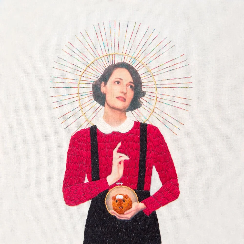 Ilustración de una mujer con cabello corto y peinado vintage, vestida con suéter rojo y falda negra, sosteniendo un huevo de pascua con un oso de peluche, con un halo y rayos de colores detrás de su cabeza sobre fondo blanco.