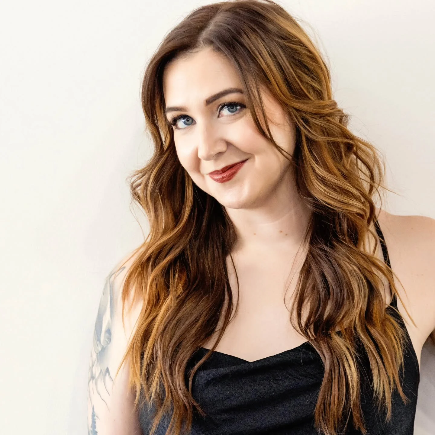 Life lately 🤍💆&zwj;♀️🍂✨☕

1. I still get ready from time to time
2. It's my favorite season. Peel season.
3. 💁&zwj;♀️
4. Loving my new skincare routine with @mariniskinsolutions 
5. The dogs still take over my living room
6. Hugo makes me laugh e