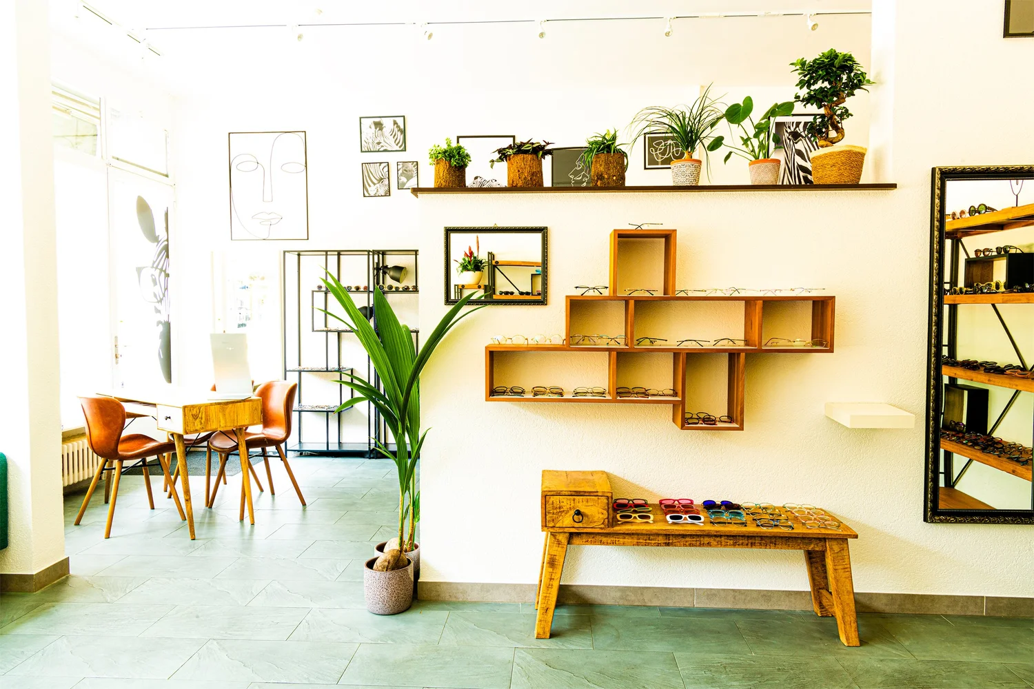Intérieur du magasin Revolunettes à Genève, avec présentoirs en bois et montures