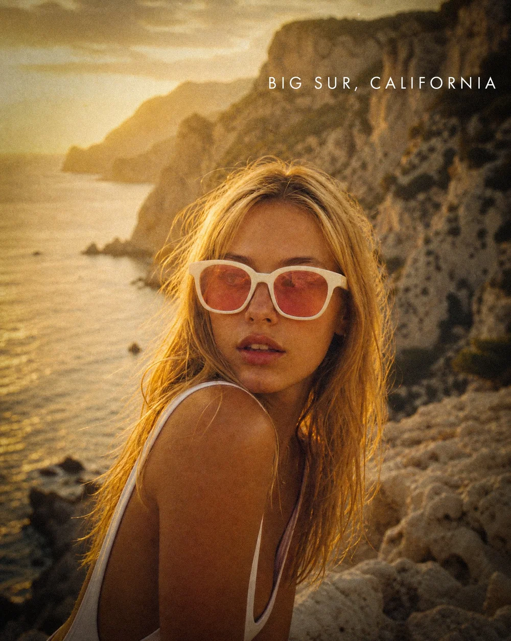 Lunettes roses portées sur la côte de Big Sur.