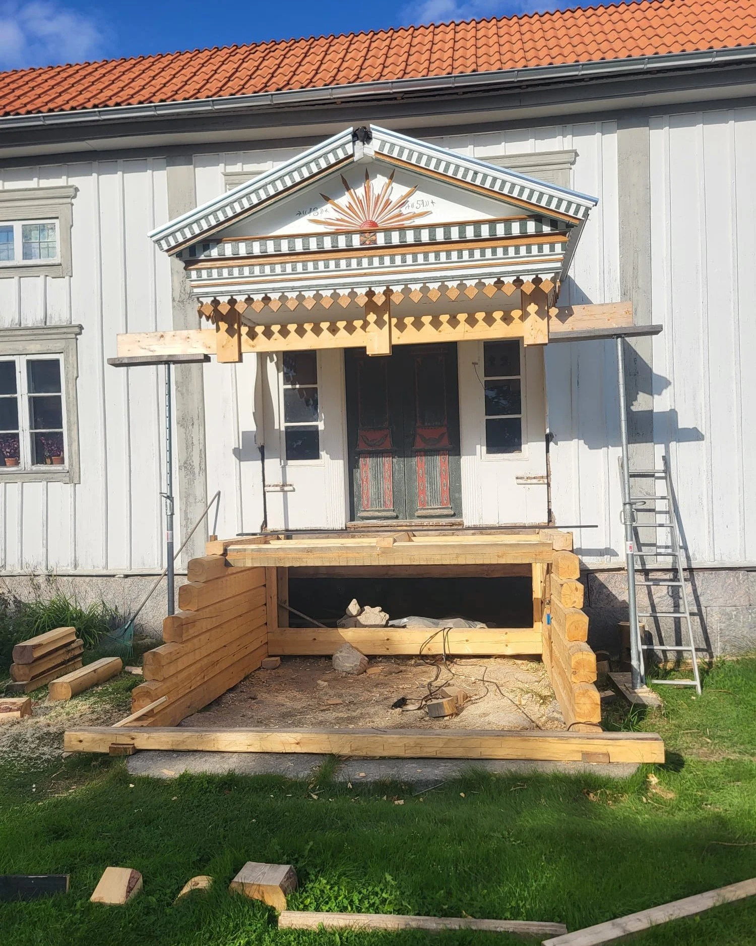 Renovering pågår… Brokvisten har fått en tillfällig avväxling för att möjliggöra timmerbytet i grundkonstruktionen.
#hälsingegård #hälsingegårdarsväg #hälsingland #bro