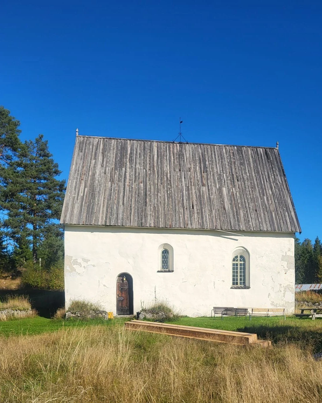 På uppdrag vid Högsjö gamla kyrka – en medeltida skatt som tros vara uppförd redan kring 1300-talet. Med stor respekt och tacksamhet tar vi oss an restaureringen av klockstapeln. Fortsättning följer!
#byggnadsv&a