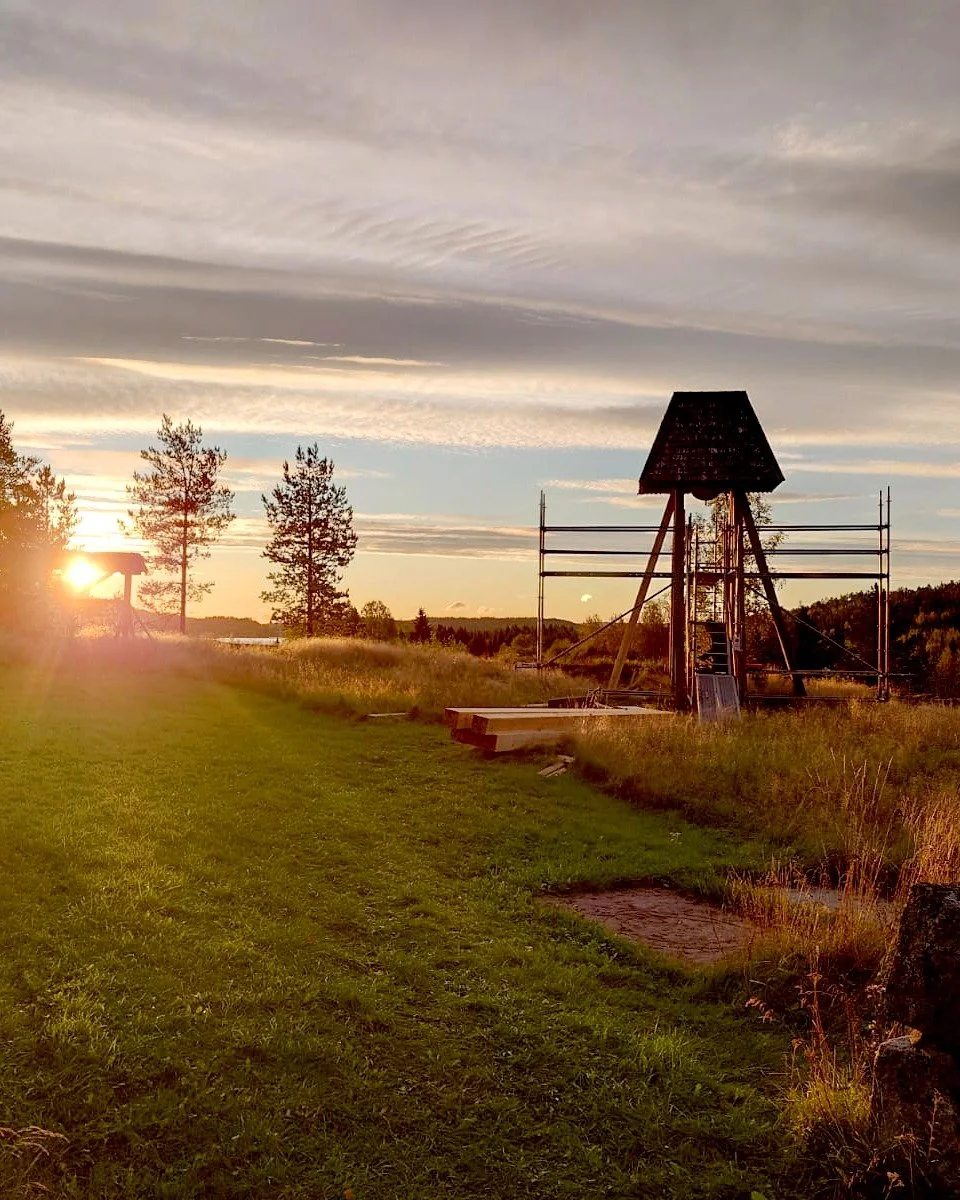 Byggnadsvård i sitt vackraste sken. Trevlig helg!
#högsjö #byggnadsvård #klockstapel #kulturarv #hantverk #hembygd #solnedgång #hållbartbyggande