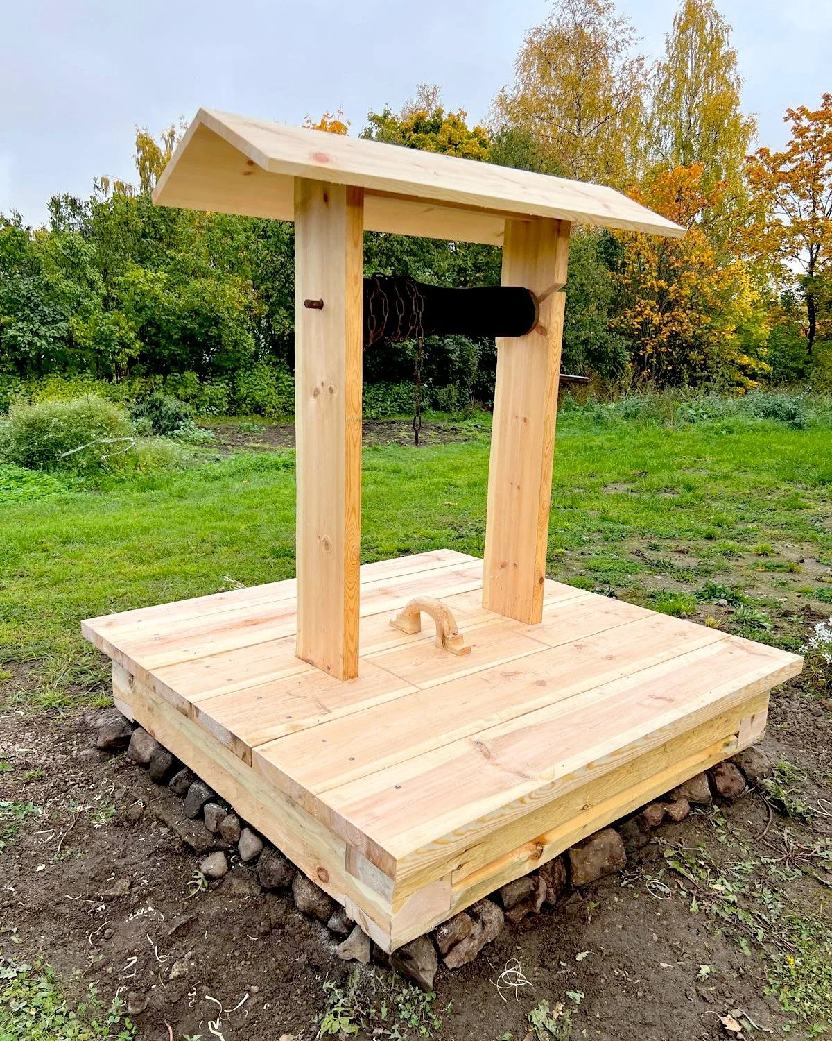 En ny brunn står nu redo på Kämpens hembygdsgård i Bollnäs. Notera det vackra handtaget.
#kämpens #brunn #hembygdsgård #Bollnäs #byggnadsvård