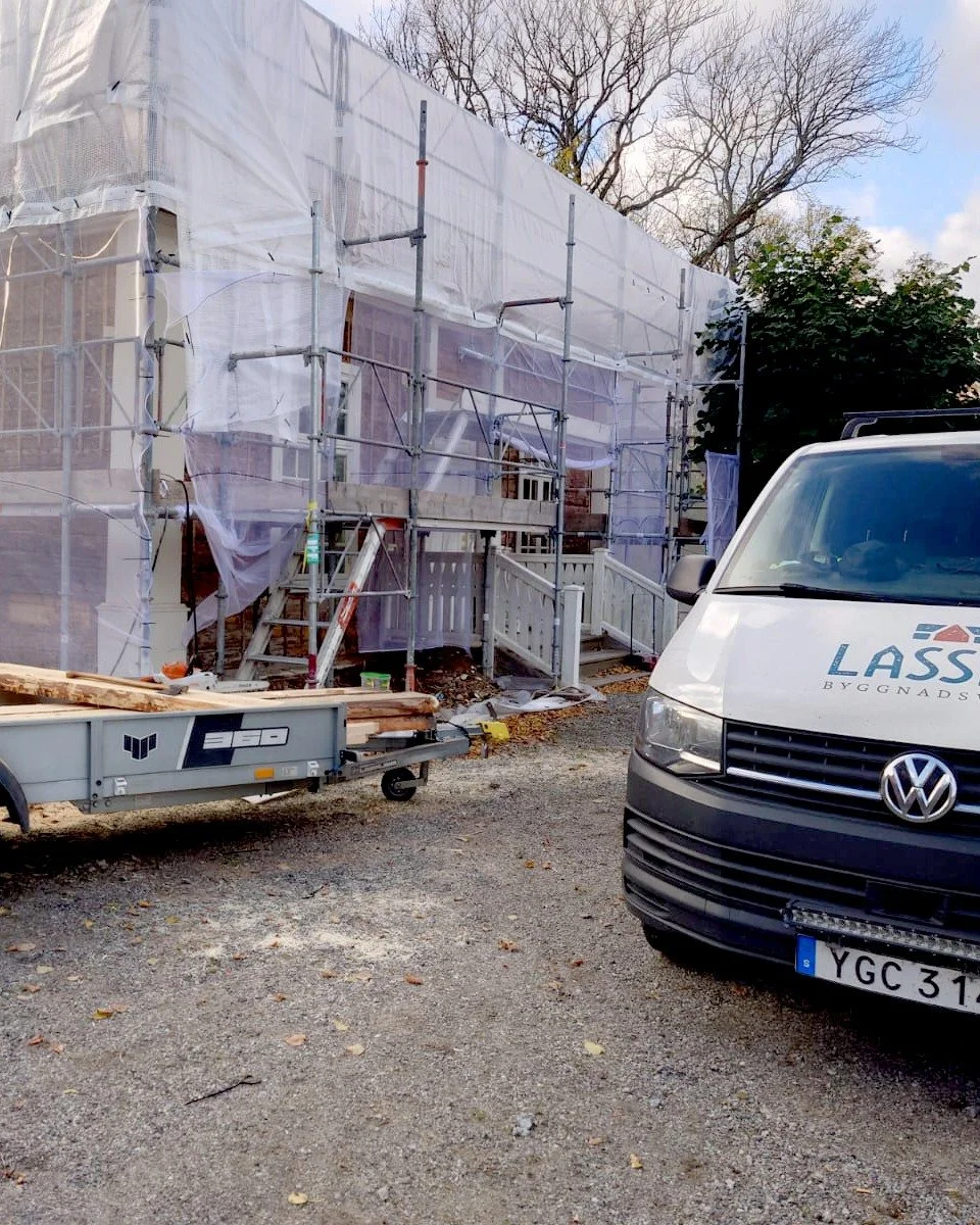 Vi gör en avstickare till Tullinge Herrgård i Botkyrka för att hjälpa till med en timmerlagning innan byggnadens väggar kan putsas.
Läs mer om Tullinge Herrgård som nu ägs av Botkyrka Församling på