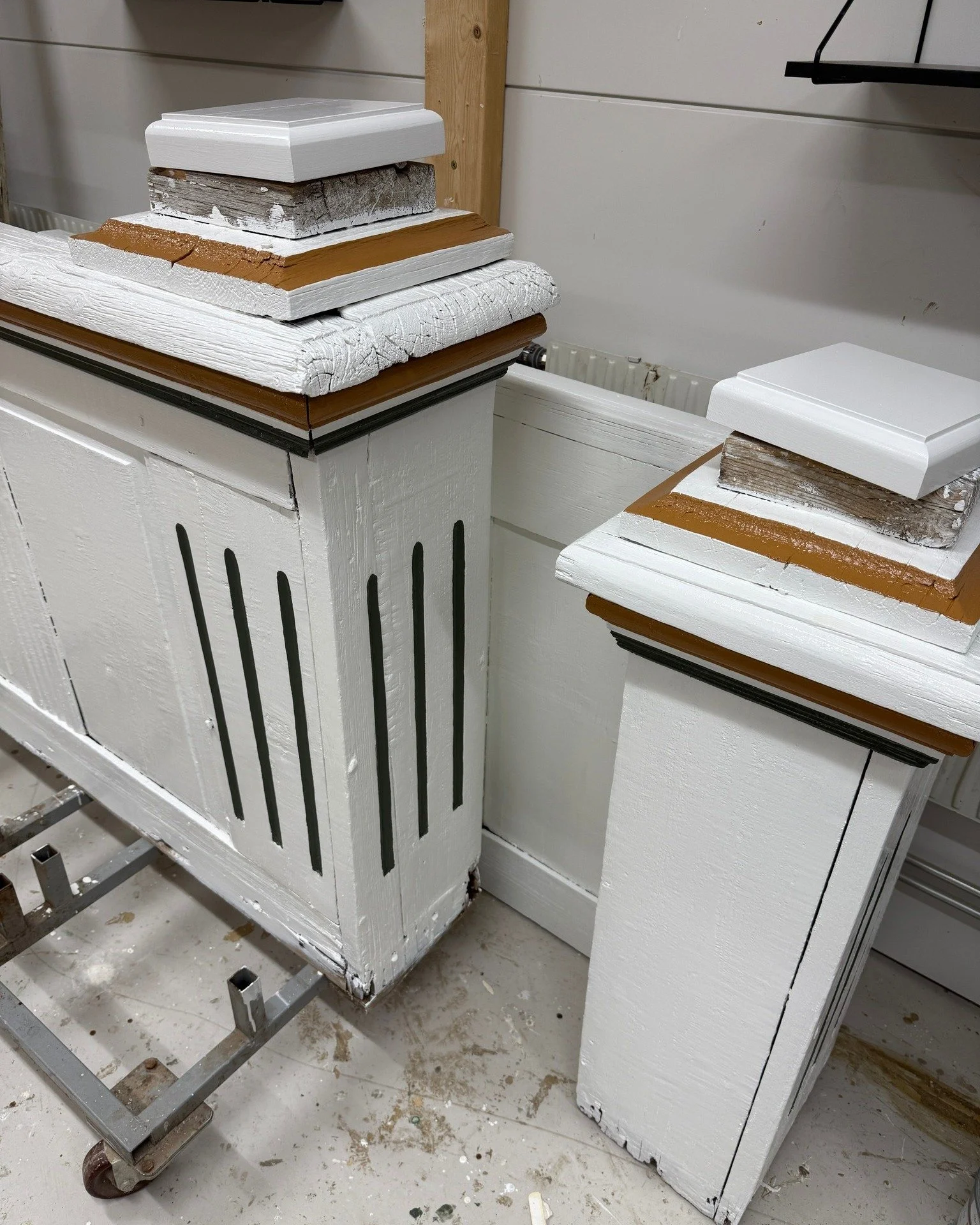 Delar av brokvisten i Älvkarhed har fått komma inomhus till vår verkstad och måleri för en uppfräschning av delvis trä samt målning. I veckan monteras dessa på plats igen. Se tidigare inlägg f&ou