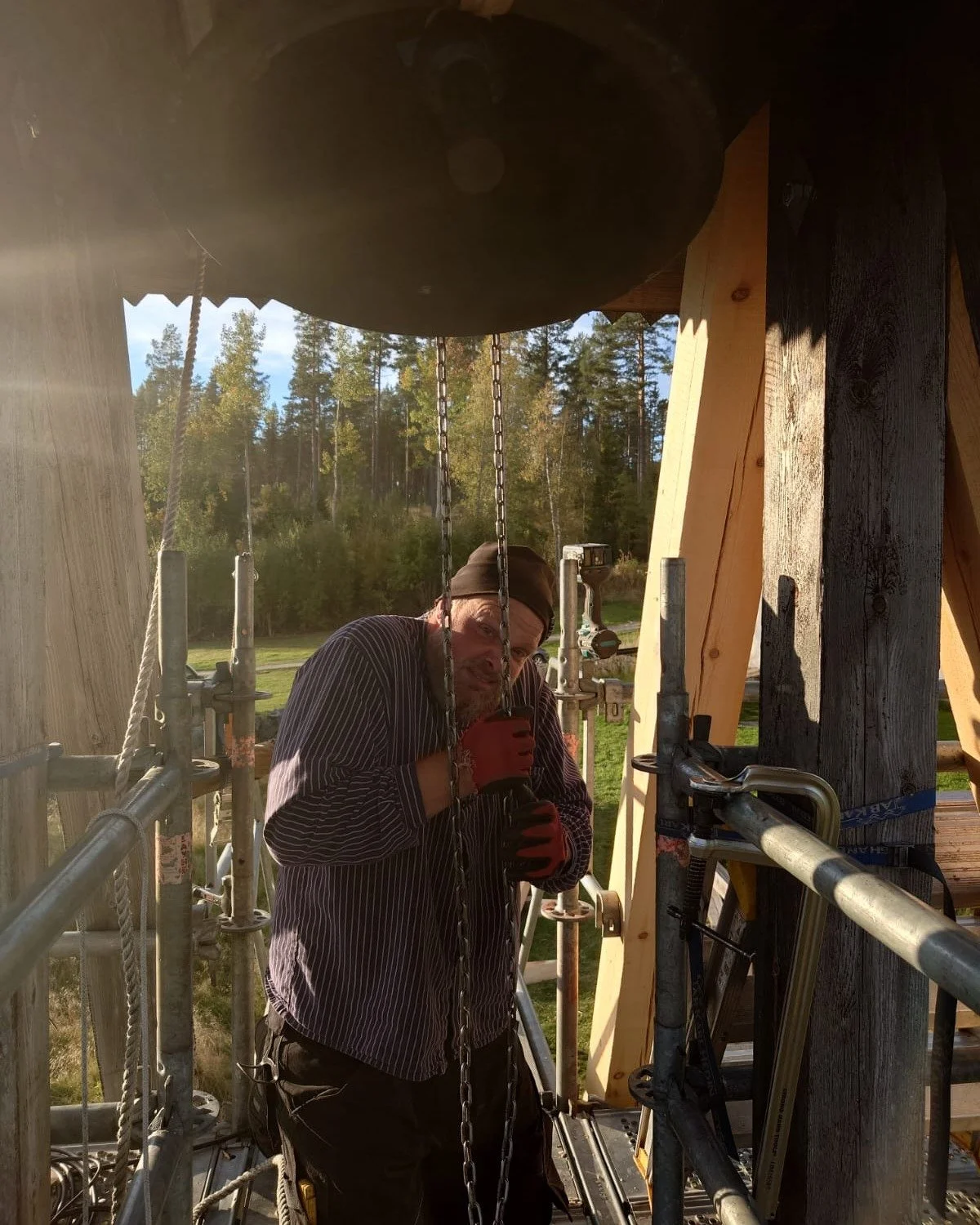 Ringaren i Notre Dame? Nej v&auml;nta! Det &auml;r ju bara Felix i H&ouml;gsj&ouml; kyrkas klocktorn.

#klocktorn #klockstapel #kyrkrenovering #gamlakyrkor #kyrksp&aring;n #h&ouml;gakusten #h&auml;rn&ouml;sand #h&ouml;gsj&ouml; #h&ouml;gsj&ouml;kyrka