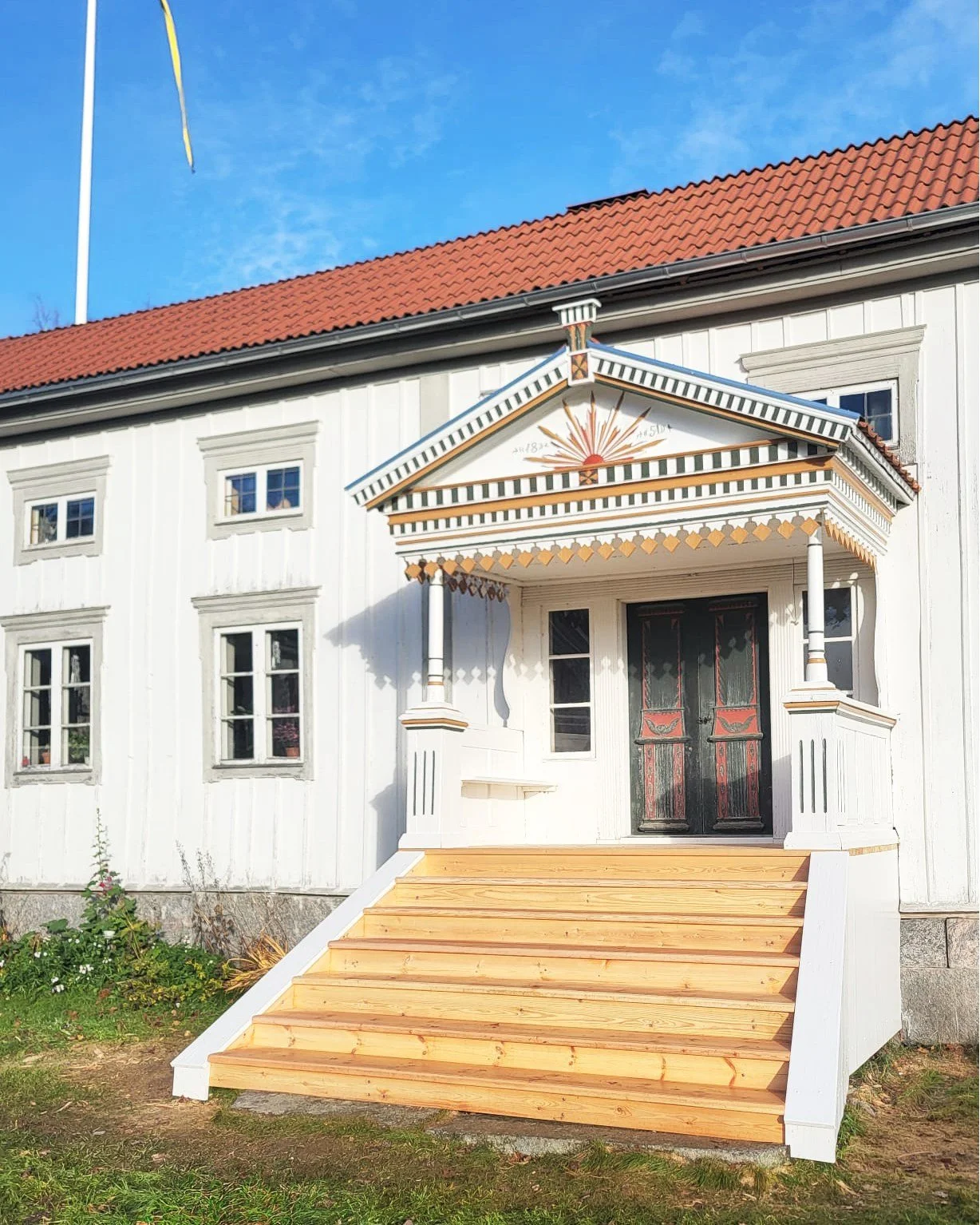 Ett arv &ndash; ett ansvar

Att f&aring; bo i och f&ouml;rvalta en H&auml;lsingeg&aring;rd &auml;r en g&aring;va och ett ansvar. F&ouml;r tio &aring;r sedan b&ouml;rjade vi renoveringsuppdragen h&auml;r i &Auml;lvkarhed med nytt lertegeltak och skors