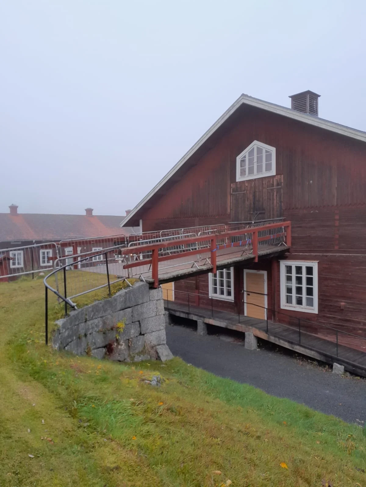 F&ouml;rr &ndash; Entr&eacute; f&ouml;r h&ouml;, tr&auml;k&auml;rror och arbetsh&auml;star. Nu &ndash; Entr&eacute; f&ouml;r kulturbes&ouml;kare, ljustekniker och konsertsugna.

Vi renoverar &quot;skull-bron&quot; p&aring; Steneg&aring;rd i J&auml;rv