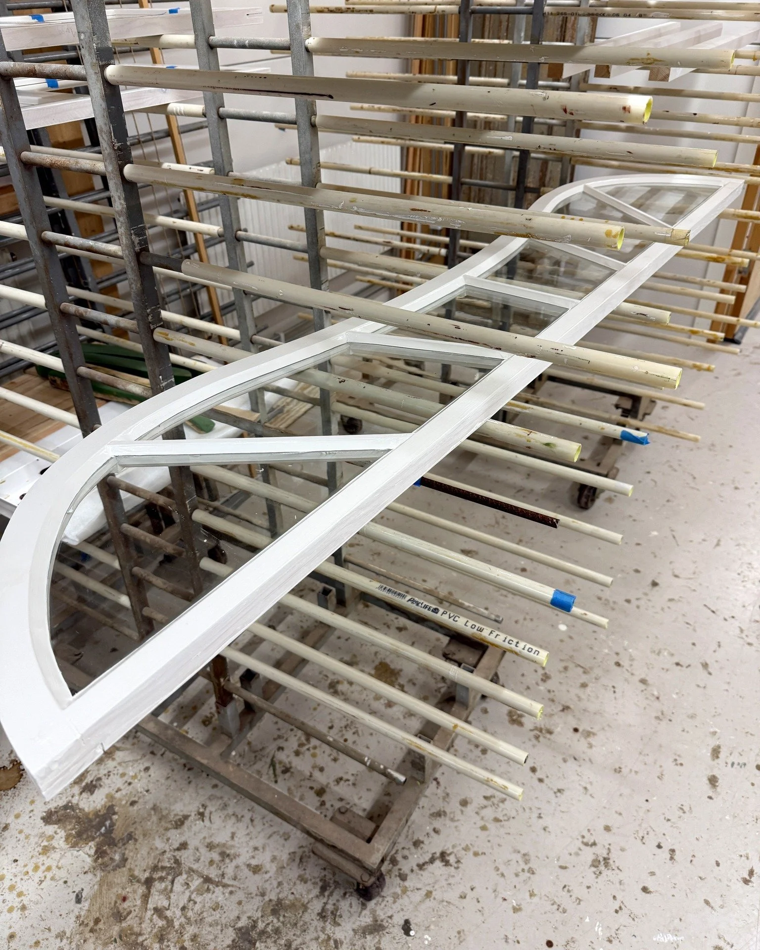 N&auml;r ordet &rdquo;b&aring;gformat&rdquo; f&ouml;nster f&aring;r en till dimension.

 #h&auml;lsingland #byggnadsv&aring;rd #brokvist #gamlaf&ouml;nster&auml;rvackraf&ouml;nster