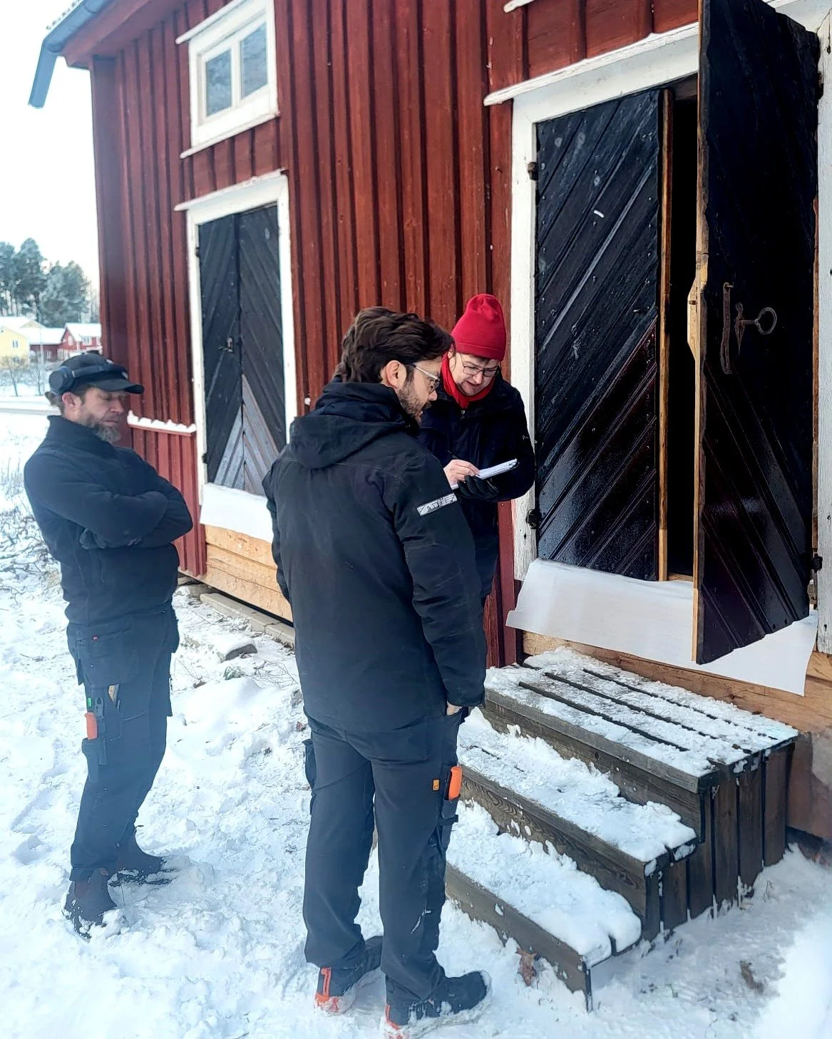 Vi avrundade November med en slutbesiktning p&aring; Renshammar. H&auml;r kontrolleras renovering av portarna som ocks&aring; strukits med tj&auml;ra.

&quot;Renshammar var en g&aring;ng i tiden en av H&auml;lsinglands st&ouml;rsta g&aring;rdar. Unde