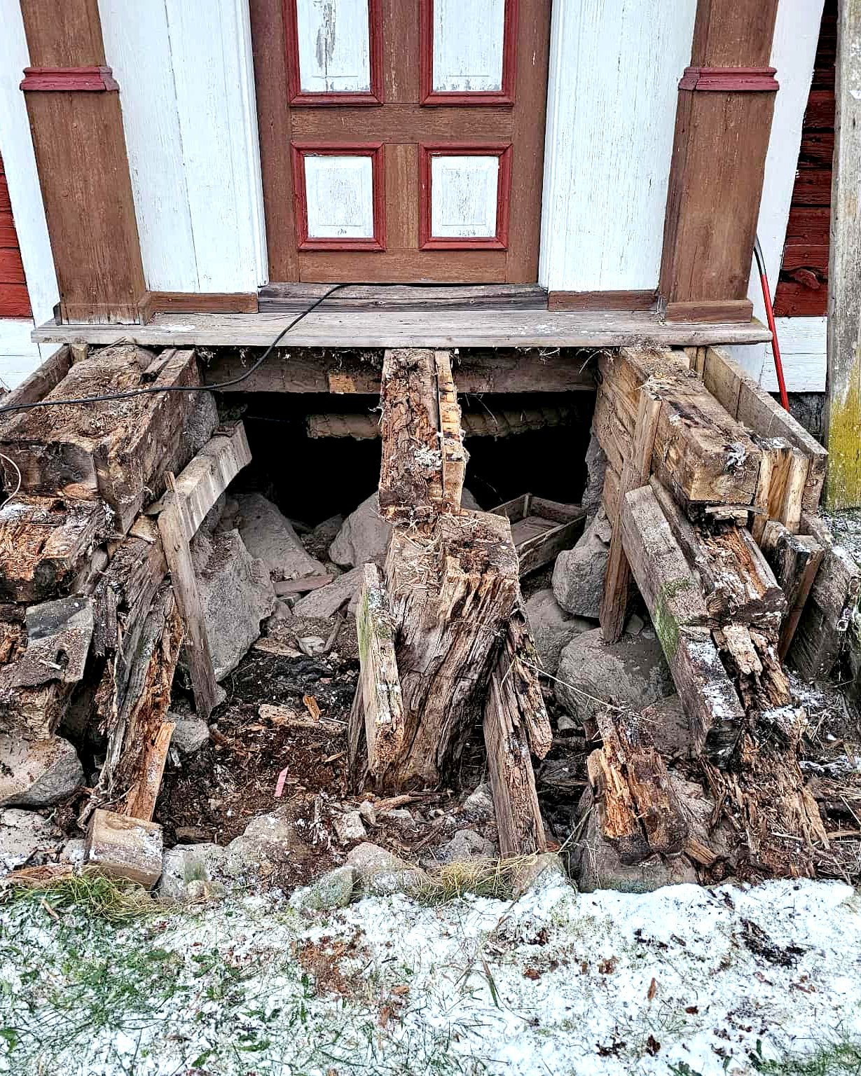 N&auml;r trappan b&ouml;rjat att svikta och man tar en titt d&auml;r under.

#h&auml;slingeg&aring;rd #brokvist #byggnadsv&aring;rd #byggnadsv&aring;rdipraktiken #h&auml;lsingland