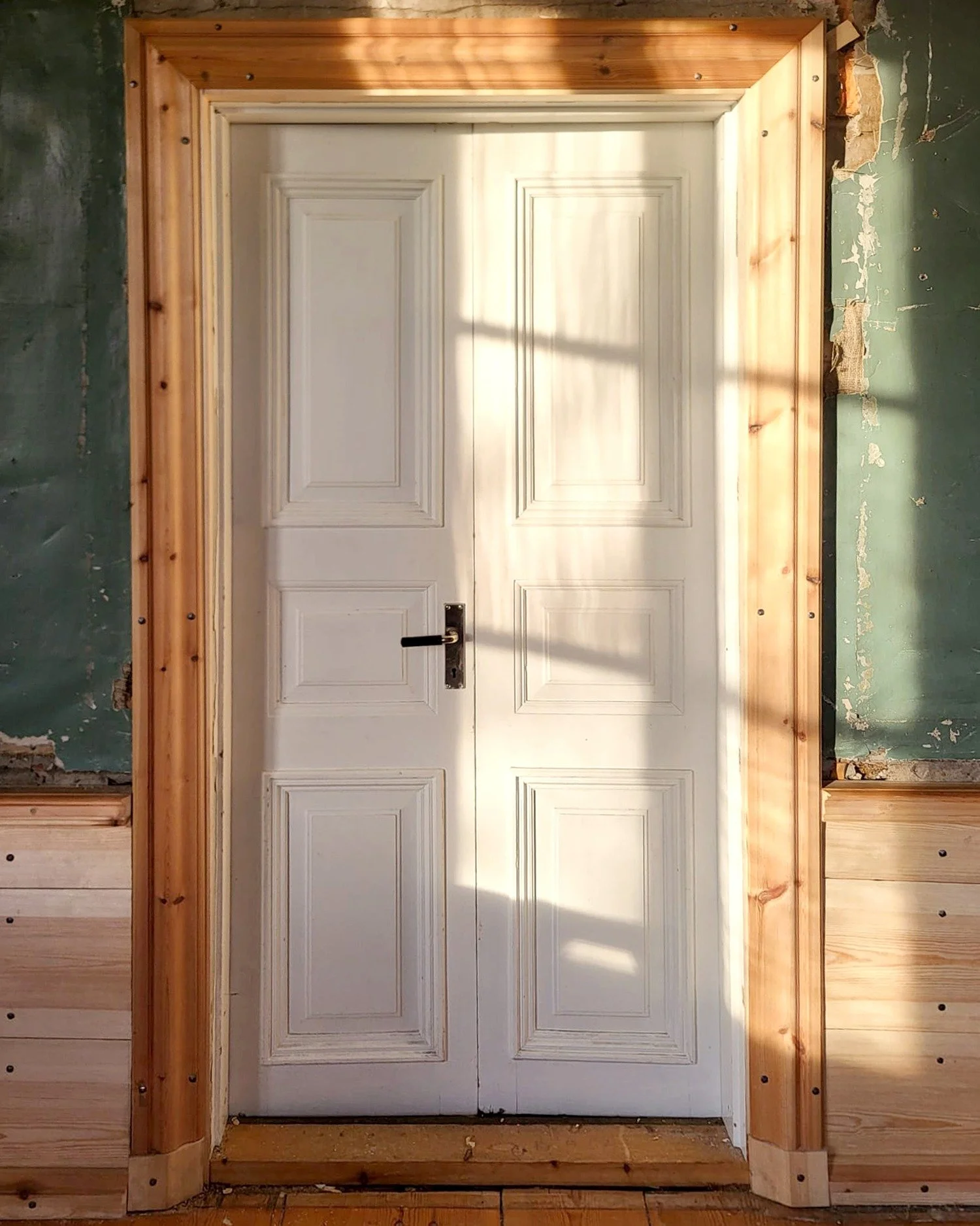 Rekonstruktion av originalpanel och -lister i h&ouml;rnrummet p&aring; Renshammar i Bolln&auml;s.

#renshammar #bolln&auml;s #h&auml;lsingland #renoverah&auml;lsingeg&aring;rd #byggnadsv&aring;rd #byggnadsv&aring;rdipraktiken