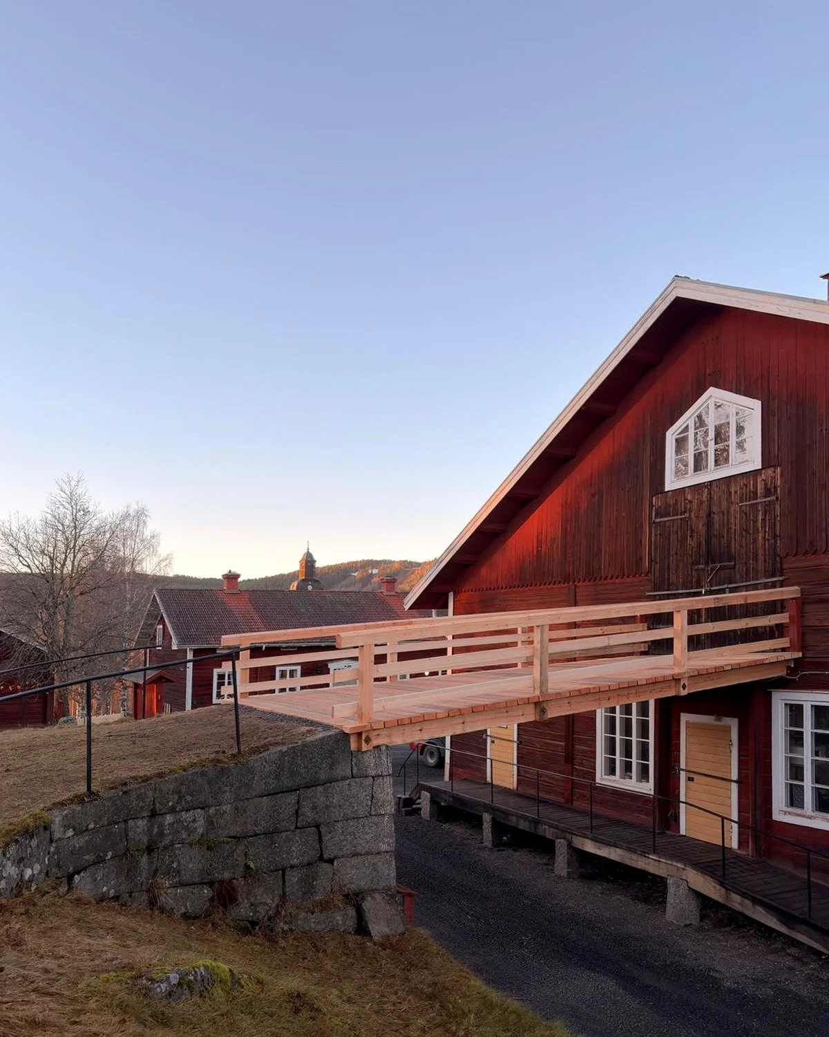 Kulturarvet Steneg&aring;rd i J&auml;rvs&ouml;, med anor fr&aring;n 1600-talet, &auml;r ett Skyddat Kulturhistoriskt Minnesm&auml;rke. Det s&auml;tter standard och ribba p&aring; hur v&aring;ra jobb ska och f&aring;r utf&ouml;ras. Ett uppdrag vi har 