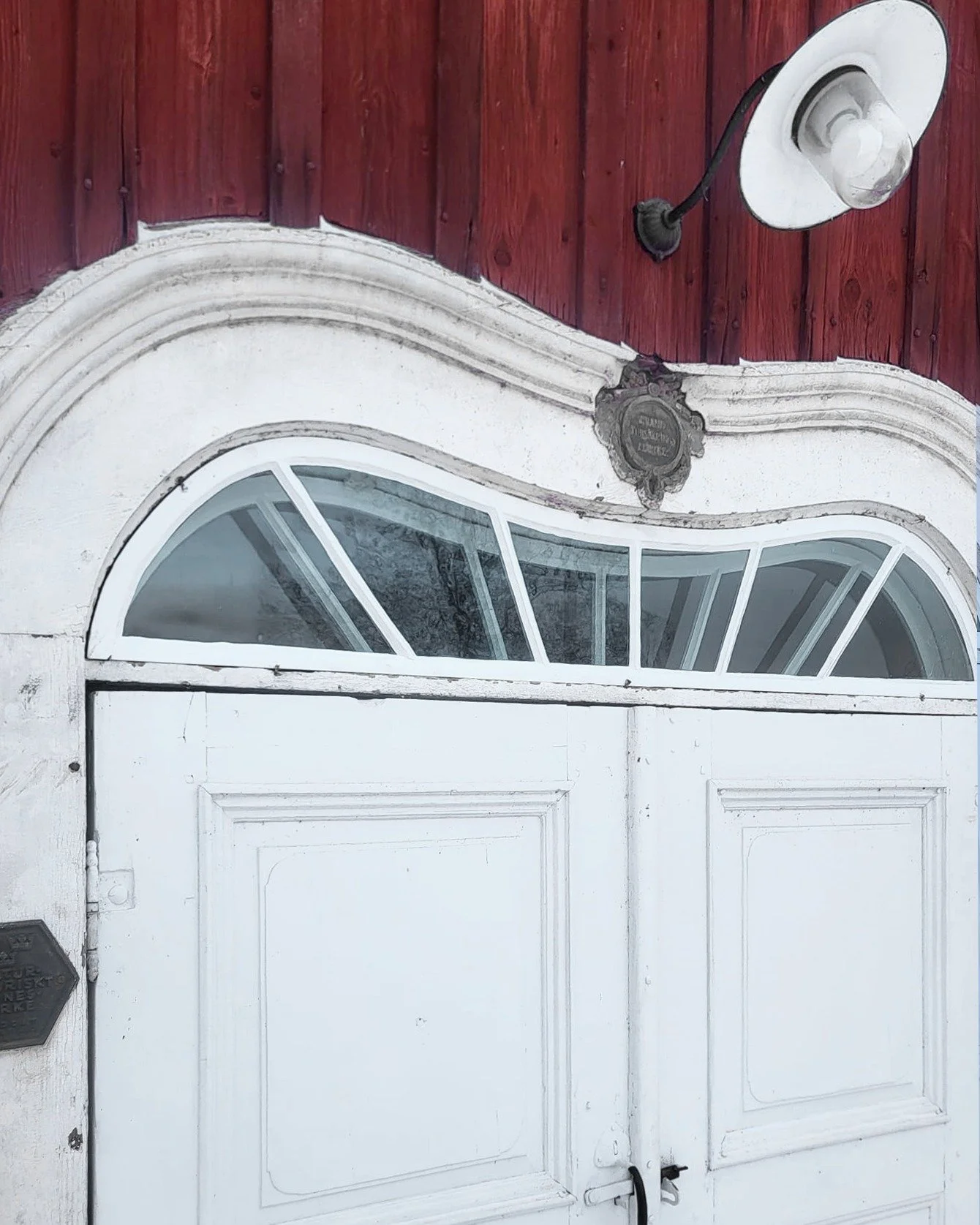 Vi forts&auml;tter att f&ouml;rgylla December med h&auml;rliga bilder fr&aring;n 1700-tals H&auml;lsingeg&aring;rden Renshammar i Bolln&auml;s.

Ett av h&ouml;stens stora arbeten, bland annat det b&aring;gformade f&ouml;nstret som ni sett tidigare i 