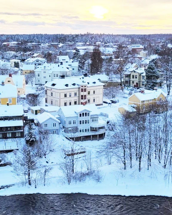 Ett sn&ouml;kl&auml;tt och vackert G&auml;vle med Gavle&aring;n och n&aring;gra av stans mest magnifika villor. Ja, vi forts&auml;tter att njuta utsikten fr&aring;n tornet p&aring; Heliga Trefaldighet.

@svenskakyrkan 
@kyrkans_byggmastarbolag

#visi