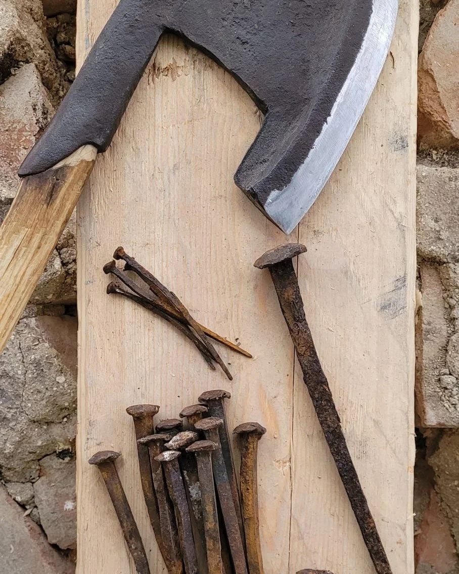 Traditionella hantverksmetoder tillsammans med l&aring;ng erfarenhet inom byggnadsantikvarisk byggnadsv&aring;rd g&ouml;r oss v&auml;l l&auml;mpade inom speciellt k&auml;nsliga renoveringsarbeten.

Kolla in v&aring;r hemsida f&ouml;r mer information 