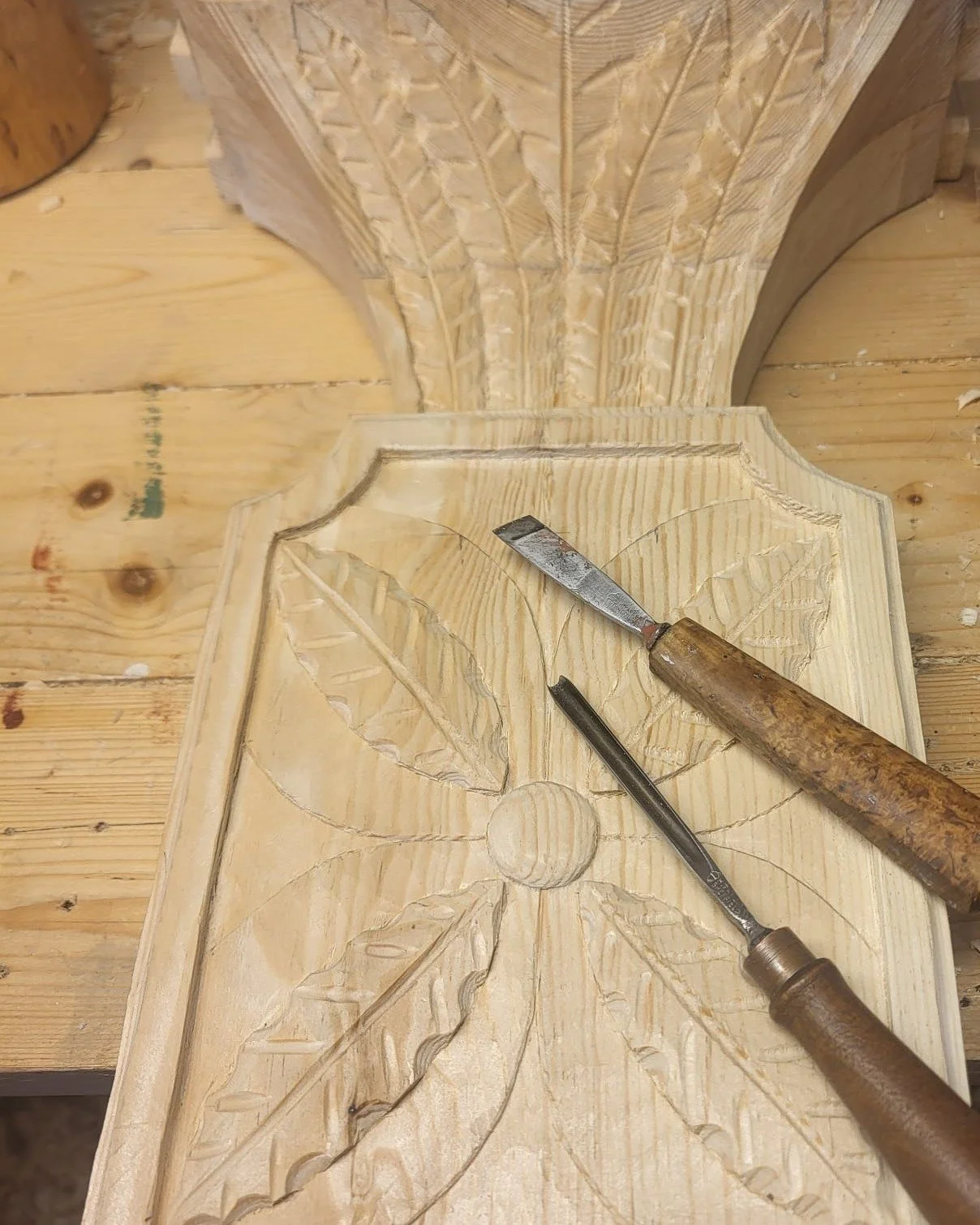 En snidad krona som nockprydnad p&aring; den nyrenoverade f&ouml;rstukvistern i Gundbo, Alfta. Det var det det skulle bli. En replika av originalet, p&aring; d&aring;tiden f&ouml;r att f&ouml;rst&auml;rka intrycket av rikedom och status.

Nu f&ouml;r