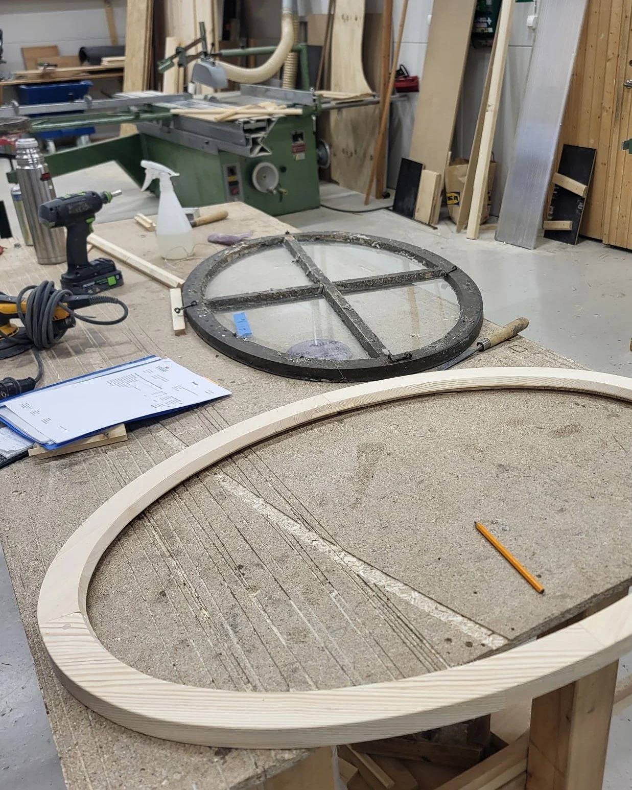 Den som spar, han har - mallar, svar och hantverksk&auml;nslan kvar.

#kyrkrenovering #kyrkf&ouml;nster #rundaf&ouml;nster #gamlaf&ouml;nster #byggnadsv&aring;rd #byggnadsv&aring;rdipraktiken #g&auml;vle