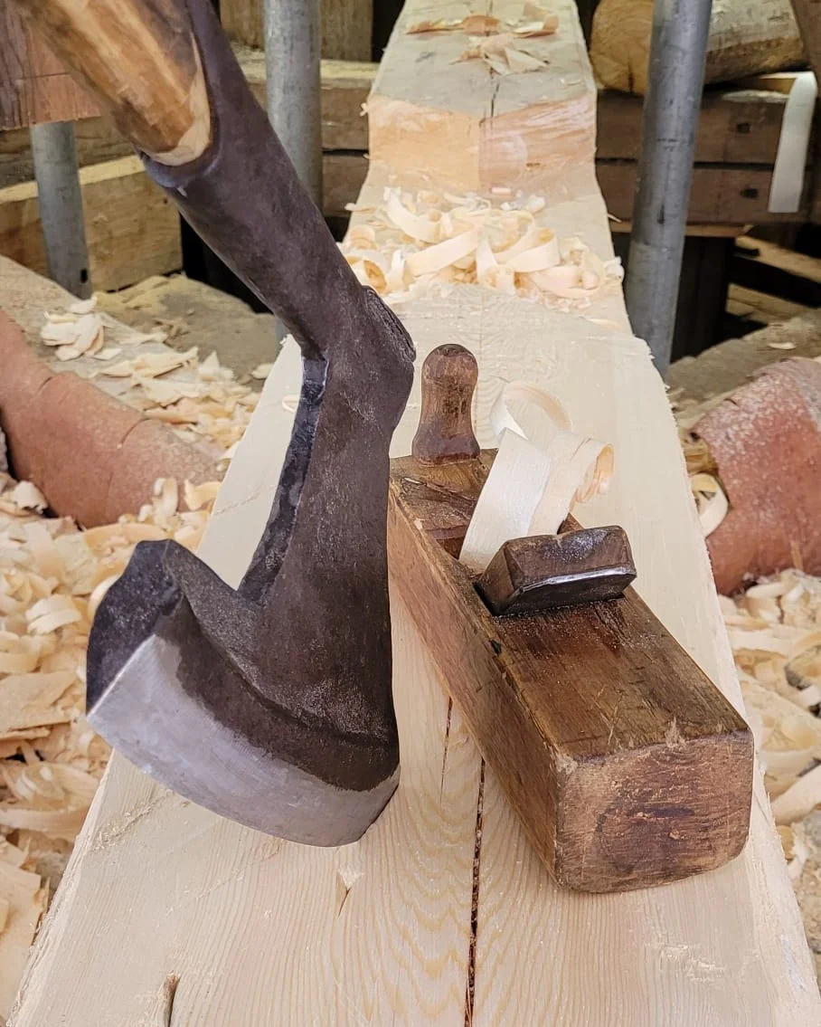 ⚒️

M&aring;nadens verktyg

L&Aring;NGHALSAD TIMMERBILA

Den h&auml;r L&aring;nghalsen &auml;r en timmerbila av 1700-tals modell, den tillverkades och anv&auml;ndes under hela 1800-talet. En omtyckt klassiker f&ouml;r oss som arbetar med timring och 