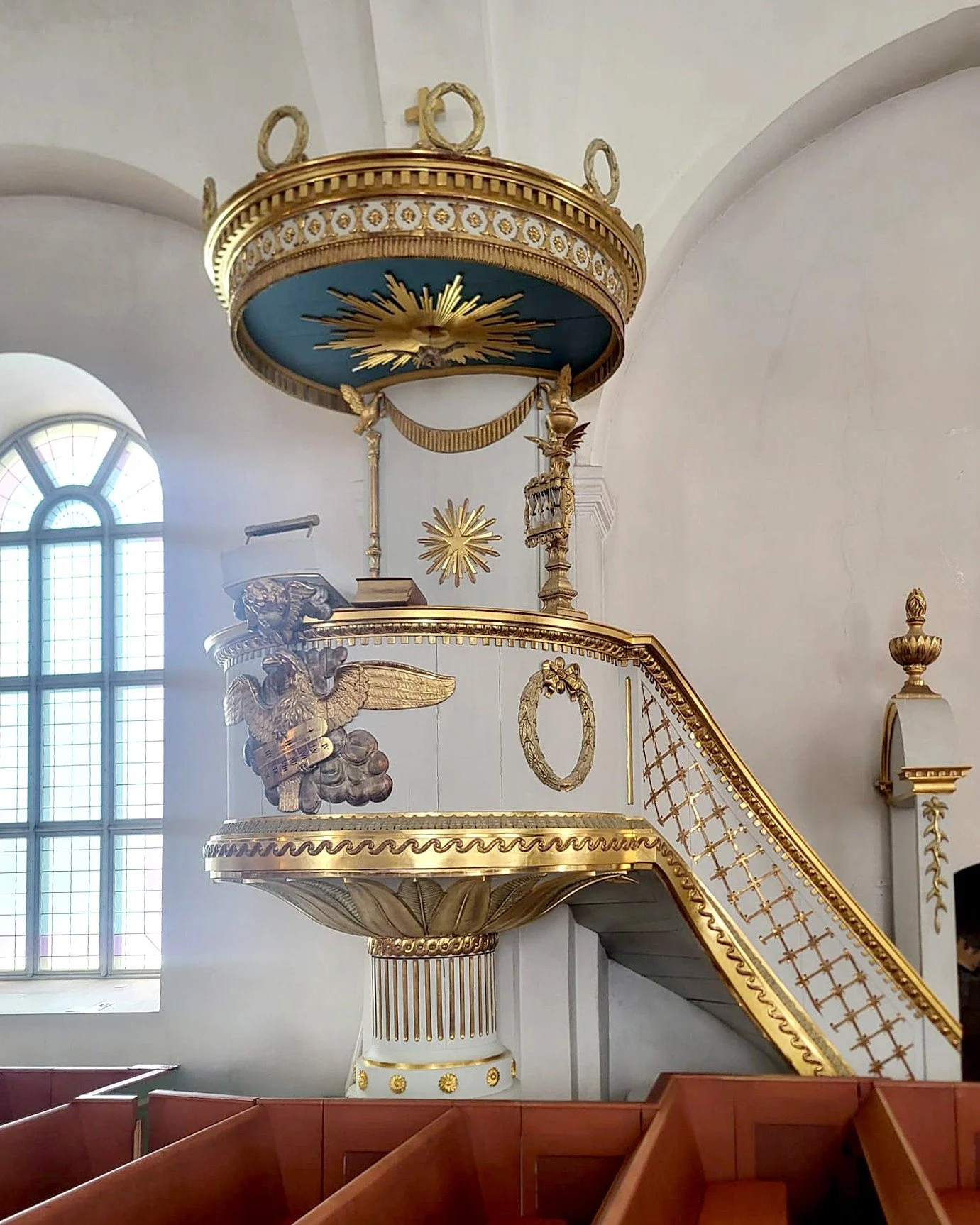 Ett g&ouml;mt meddelande fr&aring;n f&ouml;rr.

Vi p&aring;b&ouml;rjar det &auml;rofyllda uppdraget med att renovera predikstolen i Alfta Kyrka, H&auml;lsingland. Den som arbetade med den senast 1958 hade l&auml;mnat ett meddelande > Svep f&ouml;r