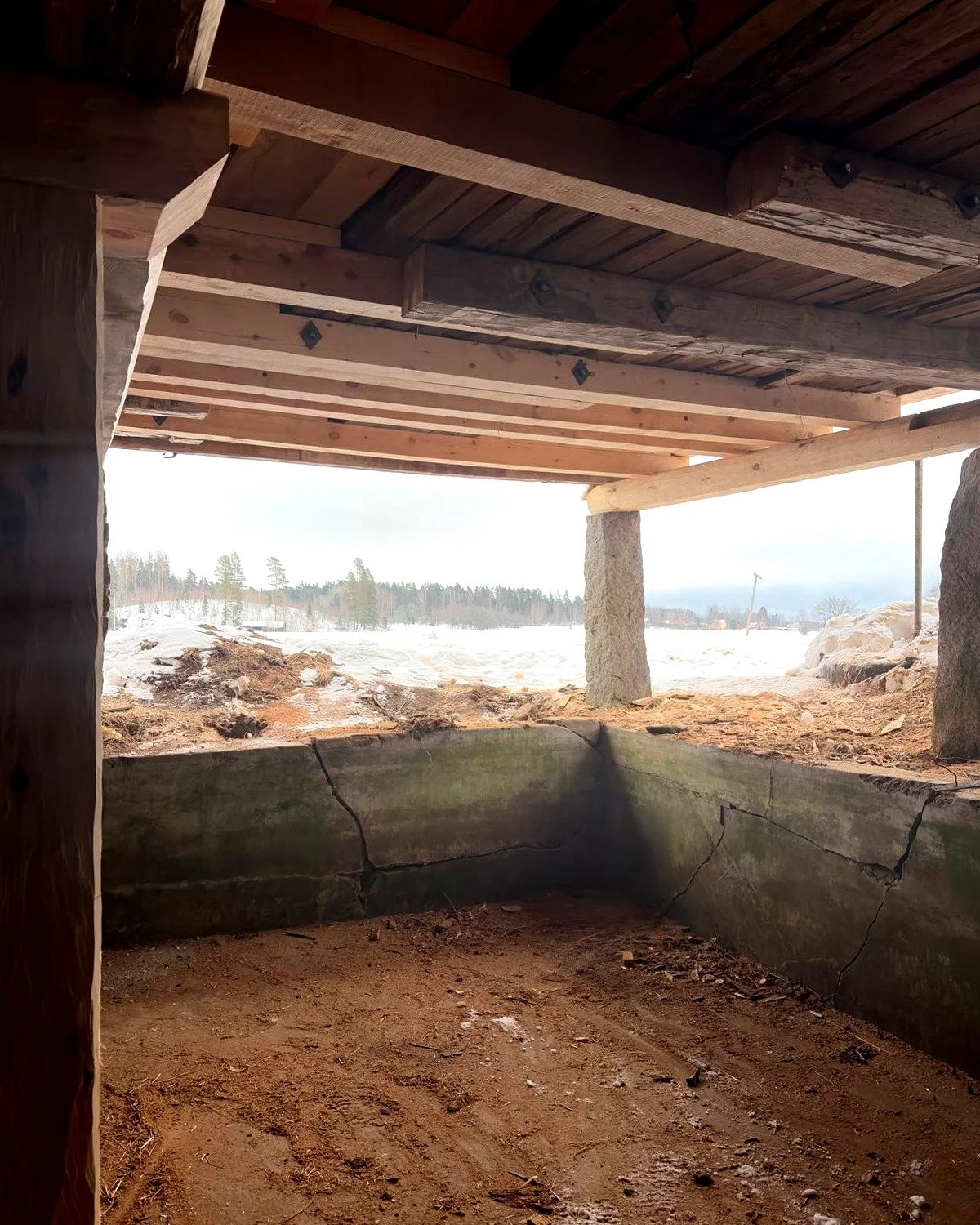 Arbetet p&aring; ladug&aring;rden i Bergby &auml;r nu avslutat. Kraftigt r&ouml;tangripna bj&auml;lklag och b&auml;rlinor har ersatts med nytt timmer och nya stolpar har satts in.