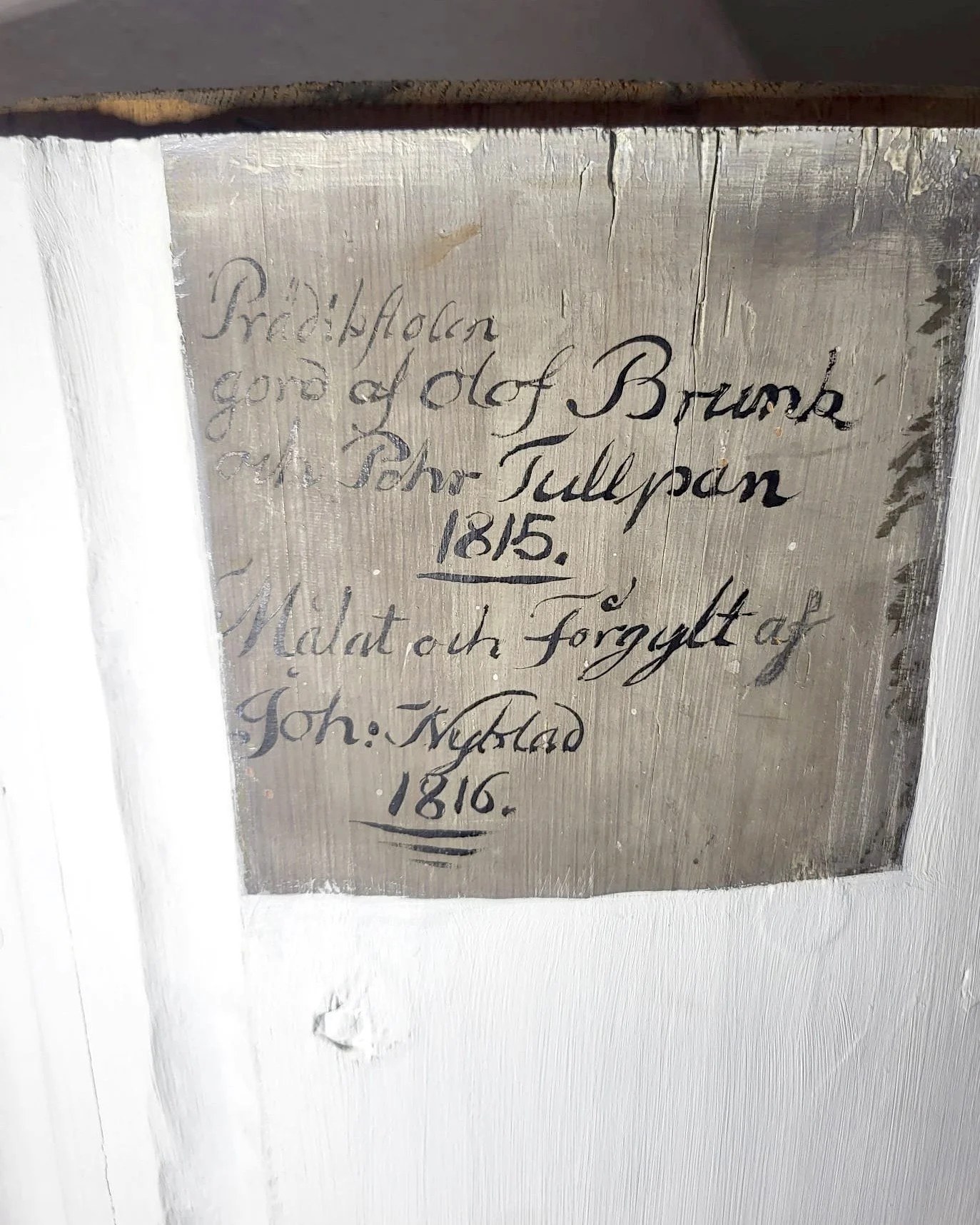 Ibland k&auml;nner vi historiens vindslag till den grad att nackh&aring;ren reser sig 🤍 Alfta kyrka.

Olof Brunk byggde predikstolen i Alfta kyrka &aring;r 1815, och dess formspr&aring;k kom att inspirera allmogen i Ovan&aring;ker att smycka sina g&