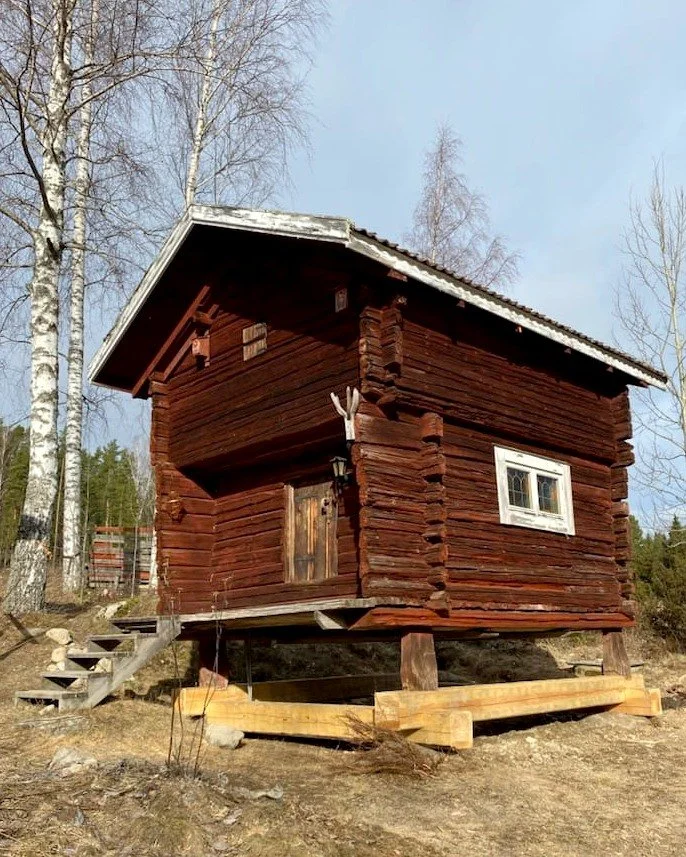 Ny syll tillsammans med n&aring;gra lite mindre timmerlagningar g&ouml;r det h&auml;r h&auml;rbret i Nor, J&auml;rvs&ouml;, rustat f&ouml;r en l&aring;ng tid fram&ouml;ver.