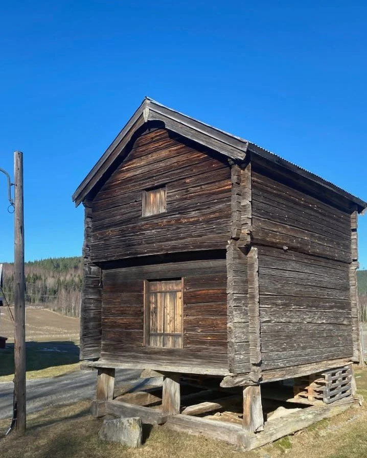 Bl&aring; himmel i F&ouml;rnebo 💙 H&auml;r inneh&aring;ller v&aring;rens planer ett nytt underrede, nya mushyllor och stolpar samt en del timmerlagning.